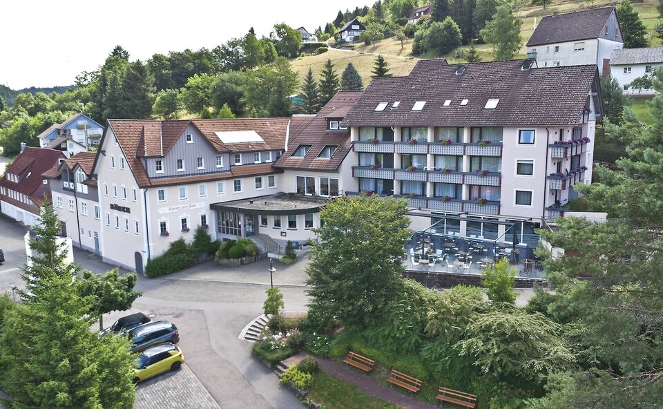 Luftaufnahme vom Hotel im Sommer Luftaufnahme vom Hotel im Sommer